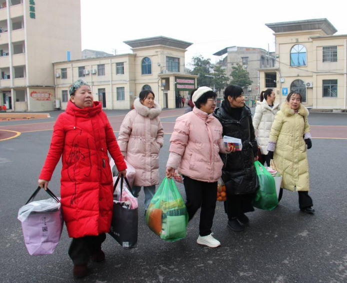 ��С��������𡰴����롱����һ����ԽУ԰�İ��ġ�